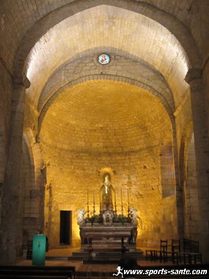 Photo de l'abside de style roman en l'Église de Montblanc.